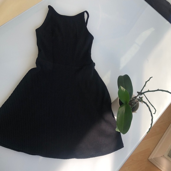 Flattering short dress w cute back - Picture 1 of 2